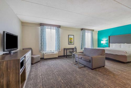 La Quinta Inn & Suites by Wyndham Jamestown, NY-Downtown