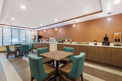 La Quinta Inn & Suites by Wyndham Jamestown, NY-Downtown