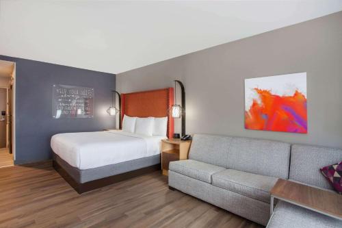 1 king bed, 1 sofa bed