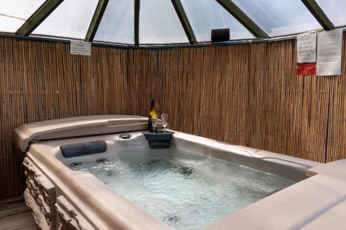 Karstais baseins, Finest Retreats - The Grove Annexe in Craven Arms