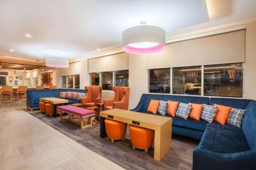 Lobby, La Quinta Inn & Suites by Wyndham Madera in Madera (CA)