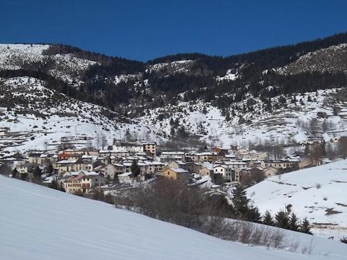 منظر, Chez Ghislaine a l'Oustal in كوموس