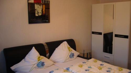1 queen bed, 1 twin bed