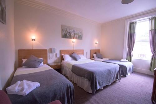 1 double bed, 2 twin beds