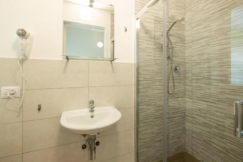 Standard Double Room image 2