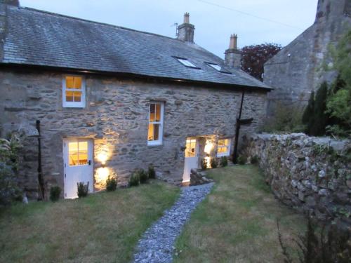 5 Star Cottage on the Green with Log Burner - Dog Friendly