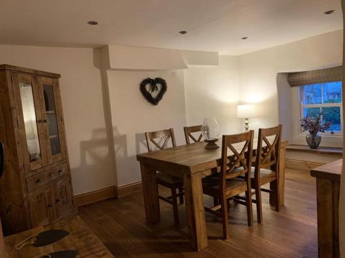 5 Star Cottage on the Green with Log Burner - Dog Friendly