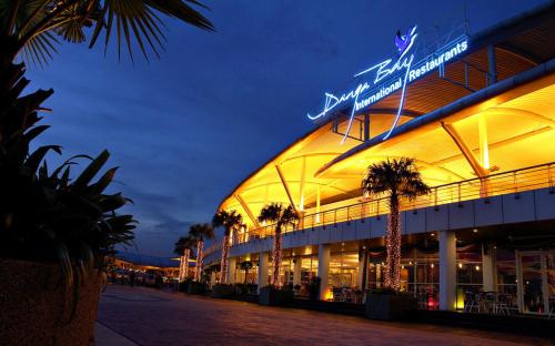 Cozy, High-Floor 2BR Suite at Country Garden Danga Bay, Free Parking