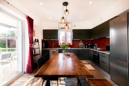 ห้องครัว, Enervillas VIP Villas with pool bbq in กาโต อาชายา