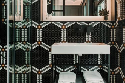 Reina 107 Beach Boutique - image 9
