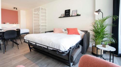 1 queen bed, 1 sofa bed
