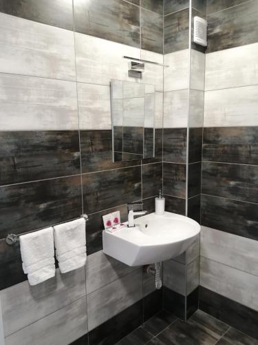 La Piazza Hotel - image 11
