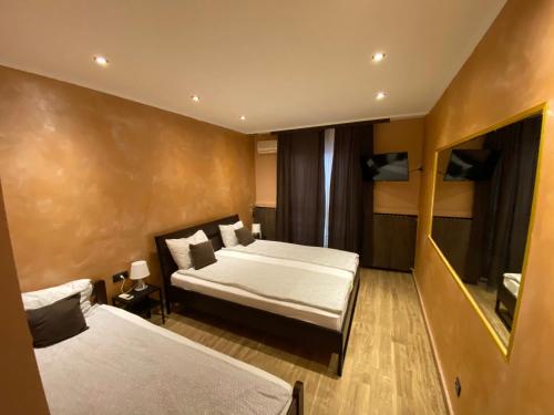1 queen bed, 1 twin bed