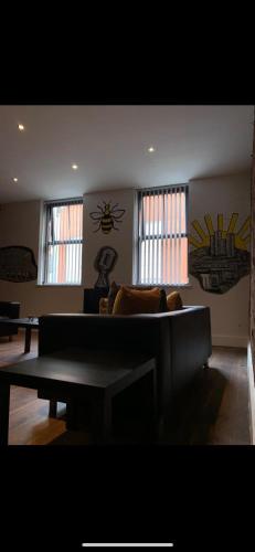 Spacious Shude Hill Apartment With Balcony, Manchester (photo 2)