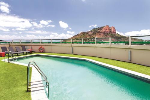 Swimming pool, Hotel Grand Chancellor Townsville in Townsville