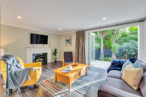 Spacious Home With BBQ and near Beaches - Sleeps 9