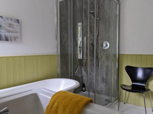 Bathroom, Thistle Cottage, CrannachCottages in Gorstan