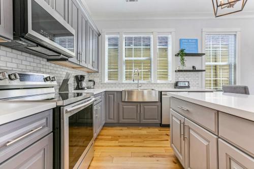 5BR Fully Furnished Luxury House with Pool - image 4