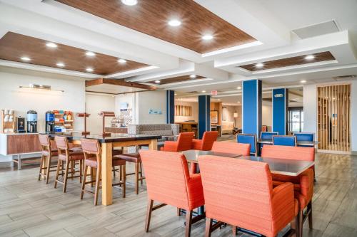 Holiday Inn Express Hotel & Suites Tappahannock an IHG Hotel - image 2