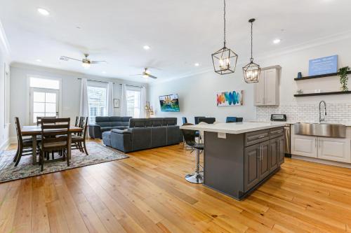 Modern 5 BR Condo - Large Pool - Near Everything