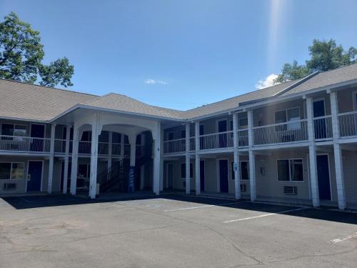 Travelodge by Wyndham Traverse City MI in Traverse City, USA