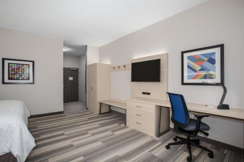 Holiday Inn Express & Suites - Denver NE - Brighton, an IHG Hotel