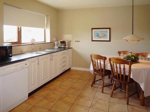 dapur, Beahy Lodge Holiday Home by Trident Holiday Homes in Kerry