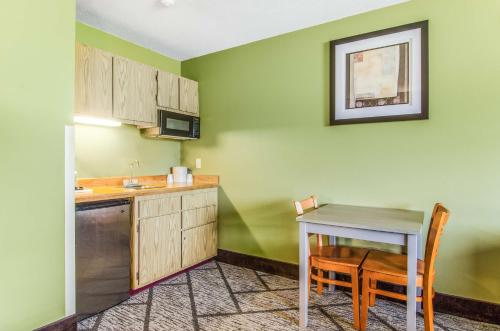 GuestHouse Inn & Suites Poulsbo