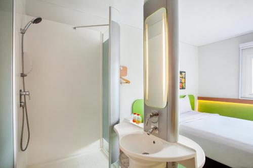 Bathroom, Ibis Budget Semarang Tendean in Semarang