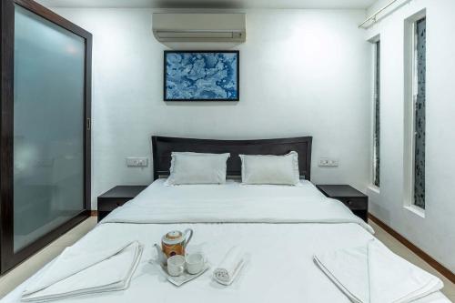 Purple Jacaranda by Vista Rooms