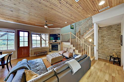 Two Breathtaking Mountain View Cabins with Hot Tubs! cottage - image 3