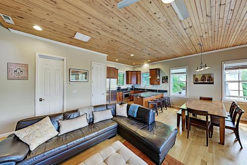 Two Breathtaking Mountain View Cabins with Hot Tubs! cottage - image 5