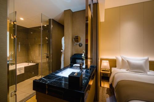 Deluxe King Room image 5