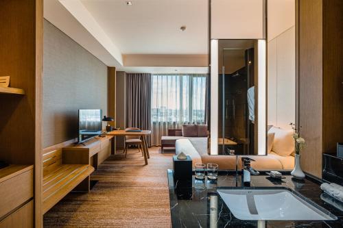 Deluxe King Room image 3