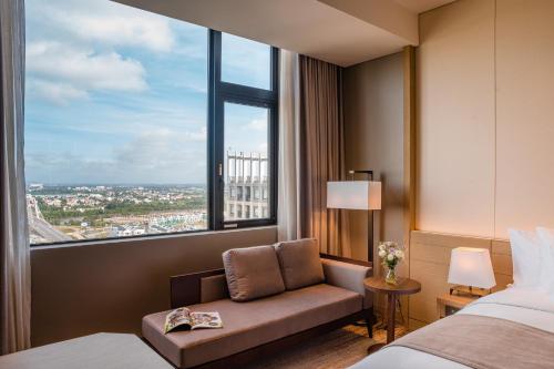 Premier King Room image 3