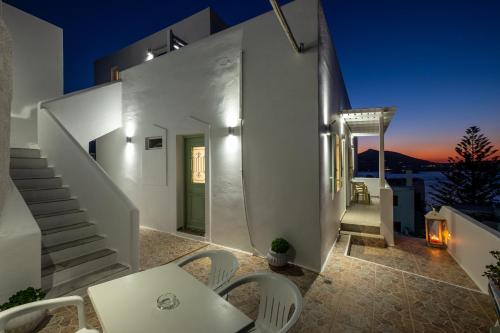 Lorenzo Studios and Suites Paros 4