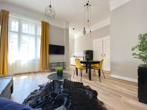 Standard Apartment by Hi5 - 2 bedroom suite in the center, Budapeszt