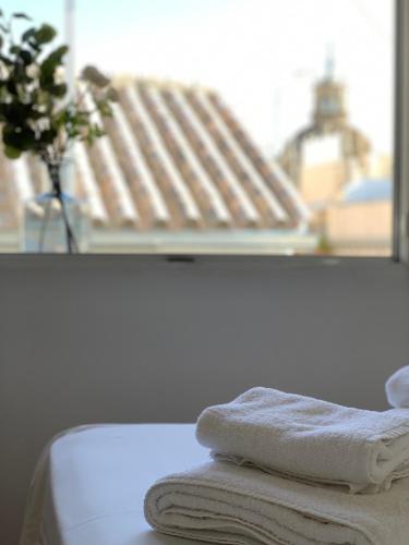HomeySeville Stunning attic with private terrace and Parking optional, Sevilla (Foto 9)
