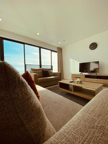 Sunrise Gurney Beautiful Sea or City view Duplex 2BR