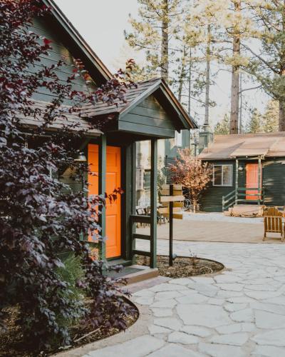 Noon Lodge in Big Bear Lake, USA