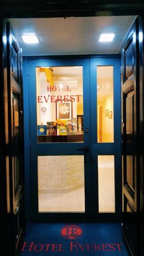 Hotel Everest - main image