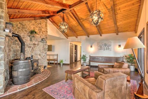 Pet-Friendly Home on 40 Acres with Stunning Mtn Views - image 3