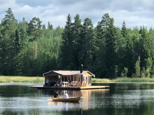 Rustika strandstugor utanför Rättvik