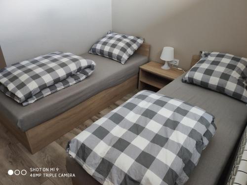 2 twin beds