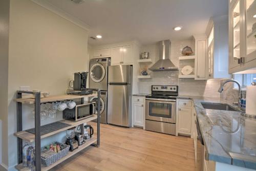 Updated and Modern House Less Than 1 Mi to Dtwn Bentonville! in Bentonville, USA