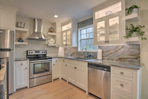 Updated and Modern House Less Than 1 Mi to Dtwn Bentonville! in Bentonville, USA