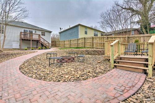 Updated and Modern House Less Than 1 Mi to Dtwn Bentonville! in Bentonville, USA