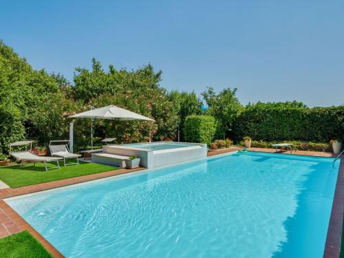 Spacious Holiday Home in Castelbelforte with Swimming Pool