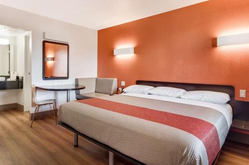 Motel 6 Youngstown, OH Room Type - King Room - Non-Smoking