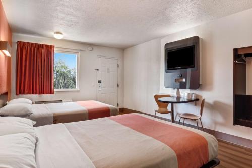 Motel 6-Youngstown, OH Motel 6 Youngstown is a popular choice amongst travelers in Youngstown (OH), whether exploring or just passing through. The property features a wide range of facilities to make your stay a pleasant ex